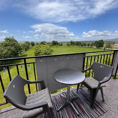 Quiet With A View! Apartment *